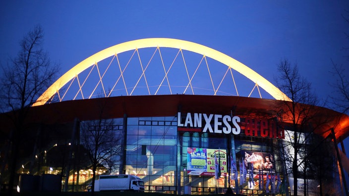 Die Lanxess Arena von außen bei Nacht