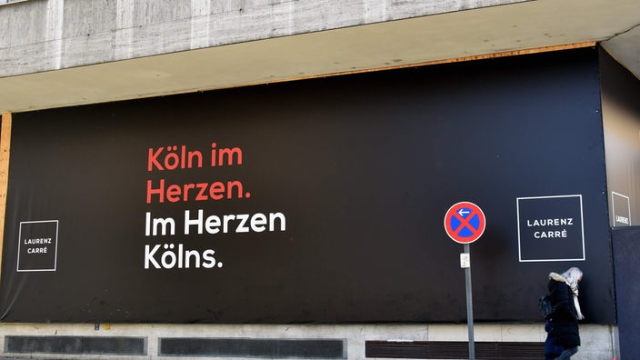 Schild Mitten im Herzen Kölns, in bester Lage am Roncalliplatz im Norden der Altstadt und in unmittelbarer Nähe zu Dom, Rathaus und Hauptbahnhof, entsteht das Laurenz Carre.