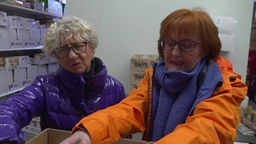 Luzia Witthake und Waltraud Siemons kontrollieren die Lagerbestände in der Viersener Tafel