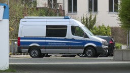 Zu sehen ist ein Auto der Brandermittlung der Polizei Bonn.