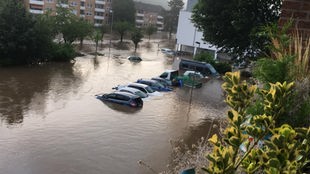Zu sehen sind überschwemmte Autos.