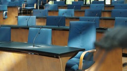 Nahaufnahme eines blauen Stuhls mit Mikro im Plenarsaal in Bonn
