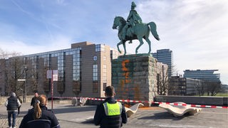 Letzte Generation beschmiert Denkmal in Köln