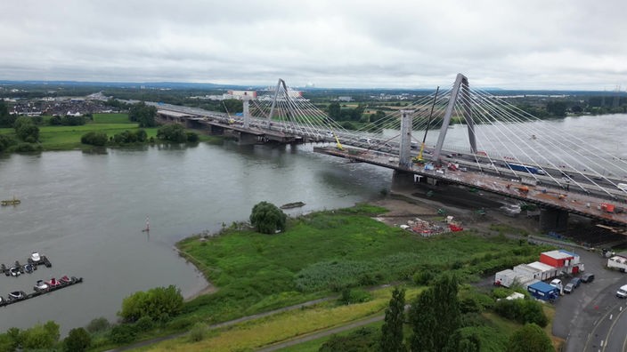 Eine Luftaufnahme der Leverkusener Brücke während der Bauarbeiten