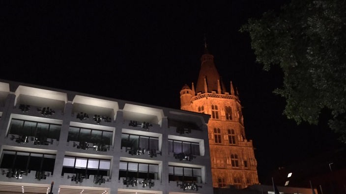Kölner Rathaus leuchtet trotz Verbots