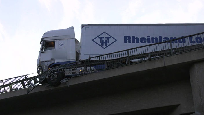 Brühl - LKW drohte auf Autobahn zu fallen
