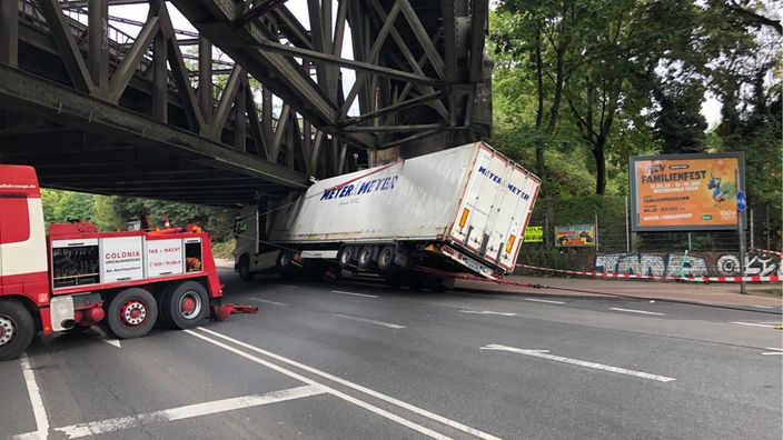 Der festgefahrene LKW unter der Brücke in Neuehrenfeld