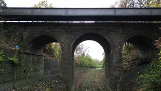 Etwa 100 Jahre alte Brücke über Eisenbahnlinie