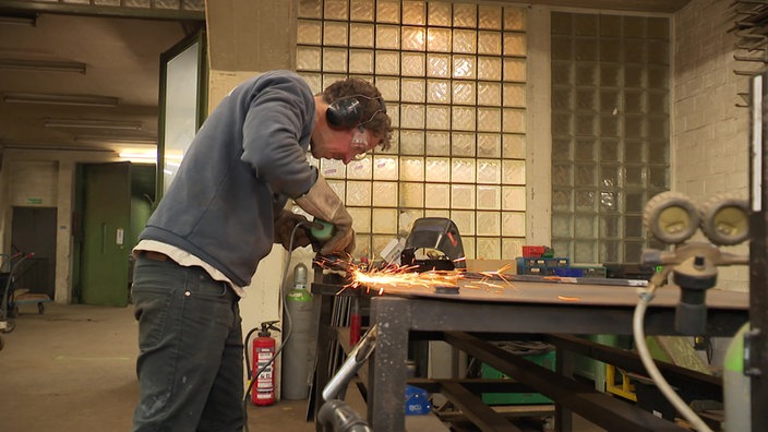 Ein Handwerker bei der Arbeit im Maschinendorf in Düsseldorf 