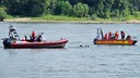 Ein Taucher der DLRG bei einem Einsatz im Fluss