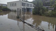 Überschwemmte Gewerbehallen