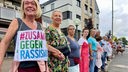 Menschen halten sich an den Händen