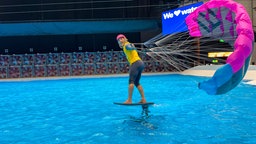 Ein Foiler mit Parawing bei der Messe "Boot" in Düsseldorf