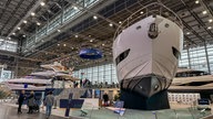 Eine große Yacht auf der Messe "Boot" in Düsseldorf