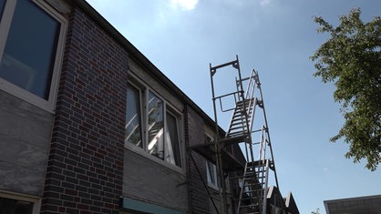 Leitergerüst vor der Hausfassade