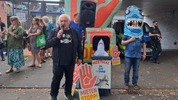 Protestaktion gegen die Zwangsräumung vor dem Haus von Bettina Isken