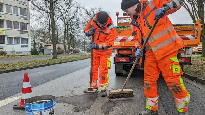 Bauhofmitarbeiter flicken Schlaglöcher