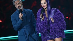 Moderatoren Rita Ora und Taika Waititi bei der Verleihung