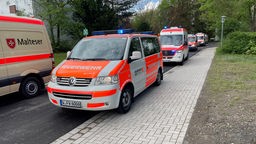Rettungs- und Krankentransportwagen vor dem Altenheim in Riehl