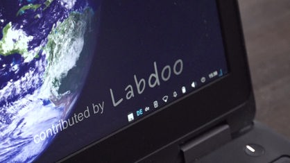 Contributed by Labdoo - so lautet die Aufschrift auf einem Laptop, den der Verein Labdoo gespendet hat