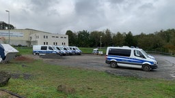 Polizeiautos auf einem Parkplatz