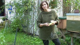 Hahn-Besitzerin Dorothée Scriba in ihrem Garten