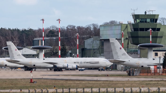 Die NATO Air Base in Geilenkirchen im Kreis Heinsberg. Auf dem Flugplatz stehen mehrere Flugzeuge neben dem Tower.