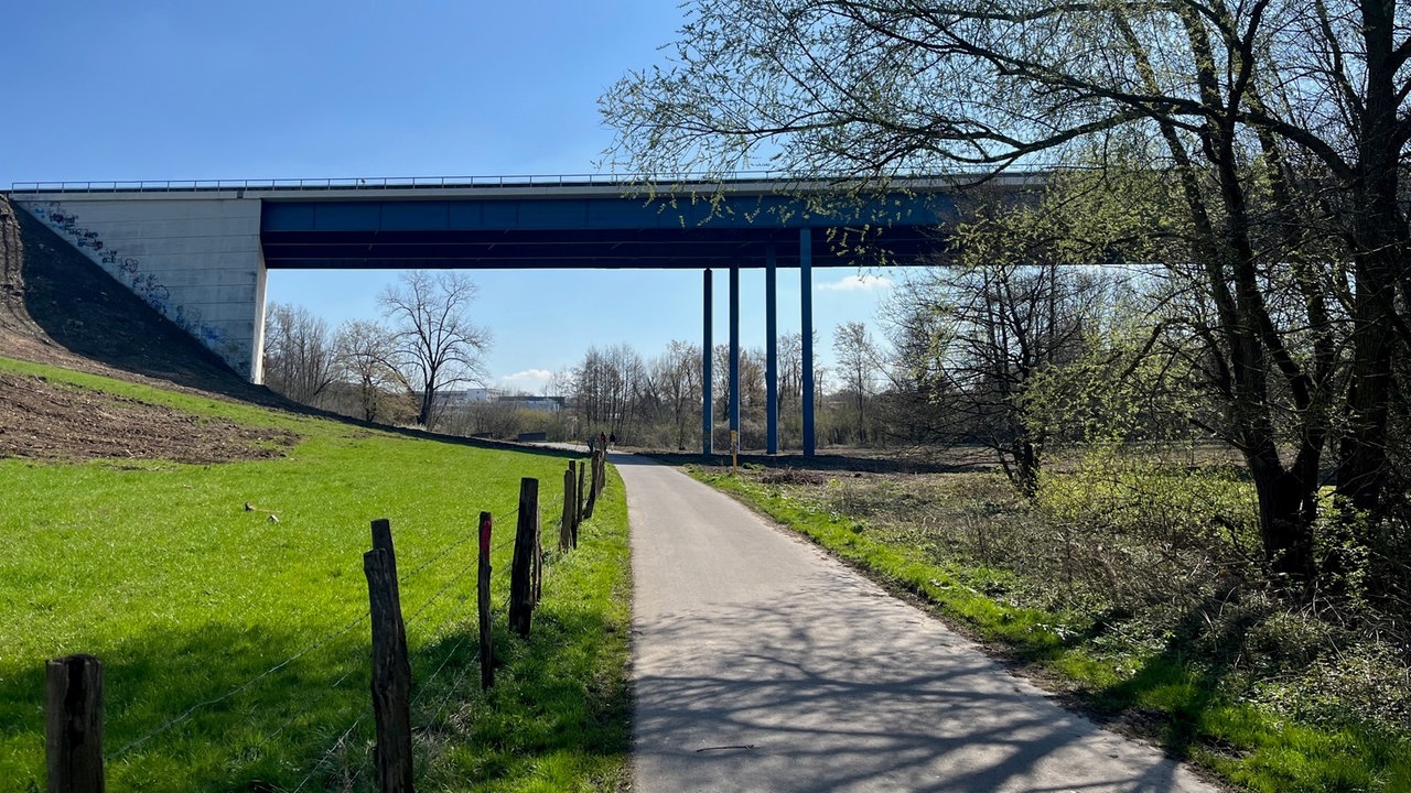 Die Haarbachtalbrücke von einem Fußgängerweg fotografiert