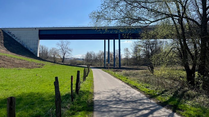 Die Haarbachtalbrücke von einem Fußgängerweg fotografiert