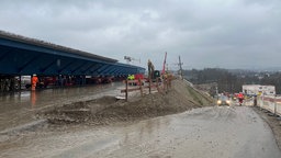 Bagger und Kräne am Neubau der Haarbachtalbrücke auf der A544