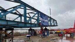 Bagger und Kräne am Neubau der Haarbachtalbrücke auf der A544