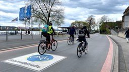 Radfahrer auf einer Fahrradstraße am Bonner Rheinufer