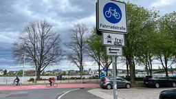 Beschilderung einer Fahrradstraße, die auch anzeigt, dass Motorräder und Autos hier fahren dürfen.