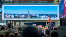 Zu sehen ist der Oberbürgermeister Keller, der auf der Expo-Real in München die Pläne vorstellt