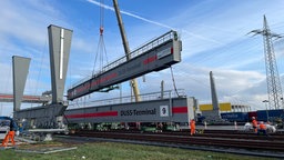 Am Umschlagbahnhof Köln-Eifeltor wird eine neue Krananlage montiert