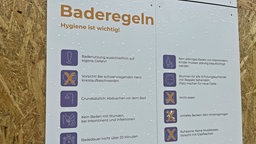 Informationstafel mit verschiedenen Baderegeln