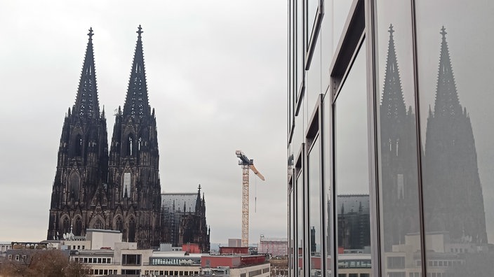 Der Dom in Köln aus der Ferne. 