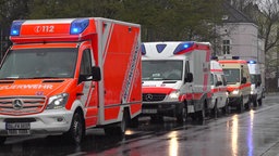 Auf dem Foto ist eine Kolonne aus Einsatzwagen der Feuerwehr und der Johanniter.