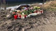 Kerzen und Blumen für getöteten 15-Jährigen in Mülheim.