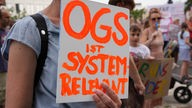 In orangener Schrift auf weißem Grund steht: OGS ist systemrelevant.