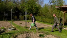 Iris Rieth und Achim Funk mit Gießkannen im Bauerngarten