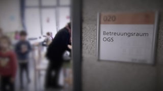 Raum in einer Schule, der "Betreuungsraum OGS" benannt ist. 