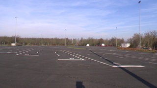 Ein großer Parkplatz mit aufgezeichneten Linien