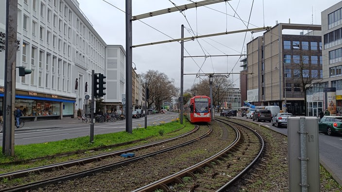 Eine Stadtbahn fährt auf der Ost-West-Achse in Köln