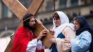 Jesus-Darsteller tägt am 25.03.2016 während der Karfreitagsprozession in Wuppertal sein Kreuz. 