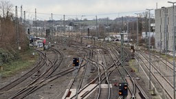 Blick auf die Schienen des alten Güterbahnhofs auf dem der Campus West entstehen soll 