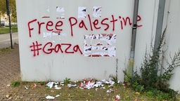 Mit schwarzen Buchstaben geschriebener Pro-Palästina-Protest