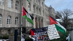 Protestcamp direkt am Hauptgebäude der RWTH Aachen mit Flaggen und Schildern