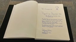 Das Kondolenzbuch zum Tod Papst Benedikts. Spruch auf Deutsch vom Stadtdechant von Bonn