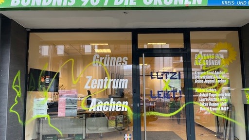 Gelbe Farbschmierereien auf dem Eingang der Parteizentrale der Grünen in Aachen.